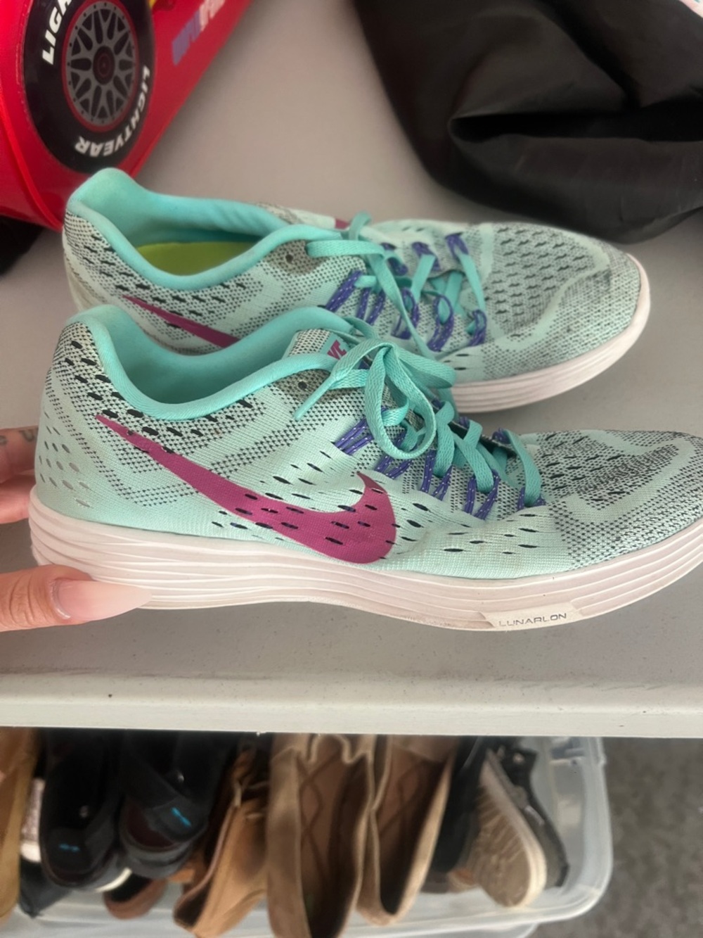 Nike Women’s Mint Green Athletic Running Shoes with Pink Swoosh